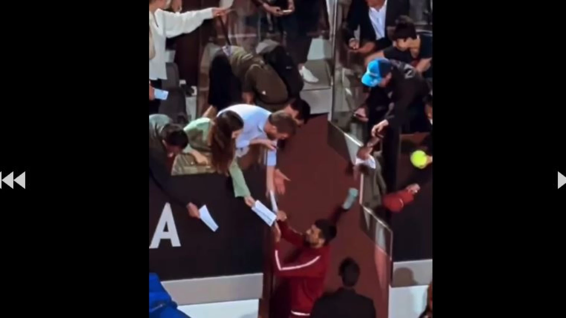 Internazionali di Roma, incredibile quello che e’ accduto. Djokovic colpito accidentalmente in testa da una borraccia a fine match. L’oggetto caduto al Falco Mario Ferri che tentava di scattare una foto al campione.